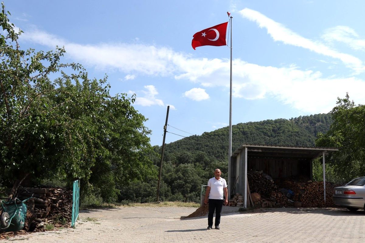 Kuşçular Mahallesi\'nde Türk Bayrağı göndere çekildi