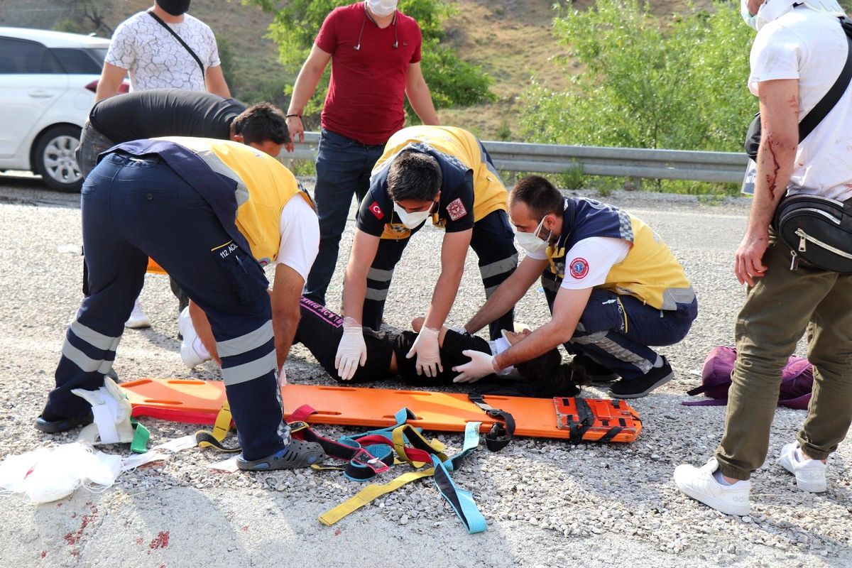 Lösemili öğrencileri taşıyan tur otobüsü devrildi: 4\'ü ağır 15 yaralı