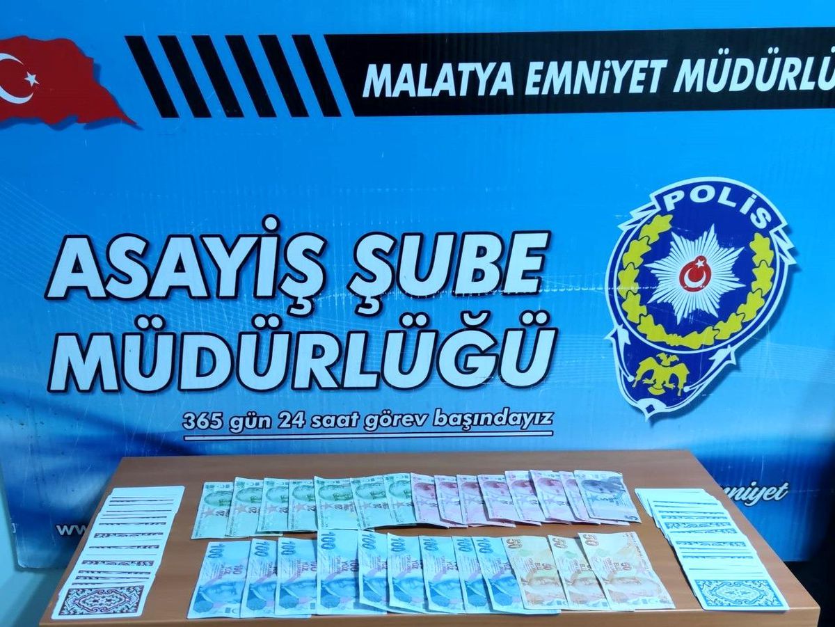 Malatya\'da ruhsatsız faaliyet gösteren iş yerine kumar baskını