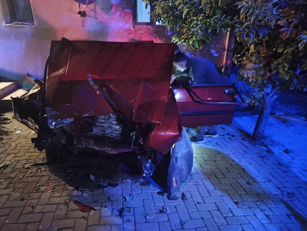 Son dakika haber: Manisa\'da duvara çarpan otomobilin sürücüsü hayatını kaybetti