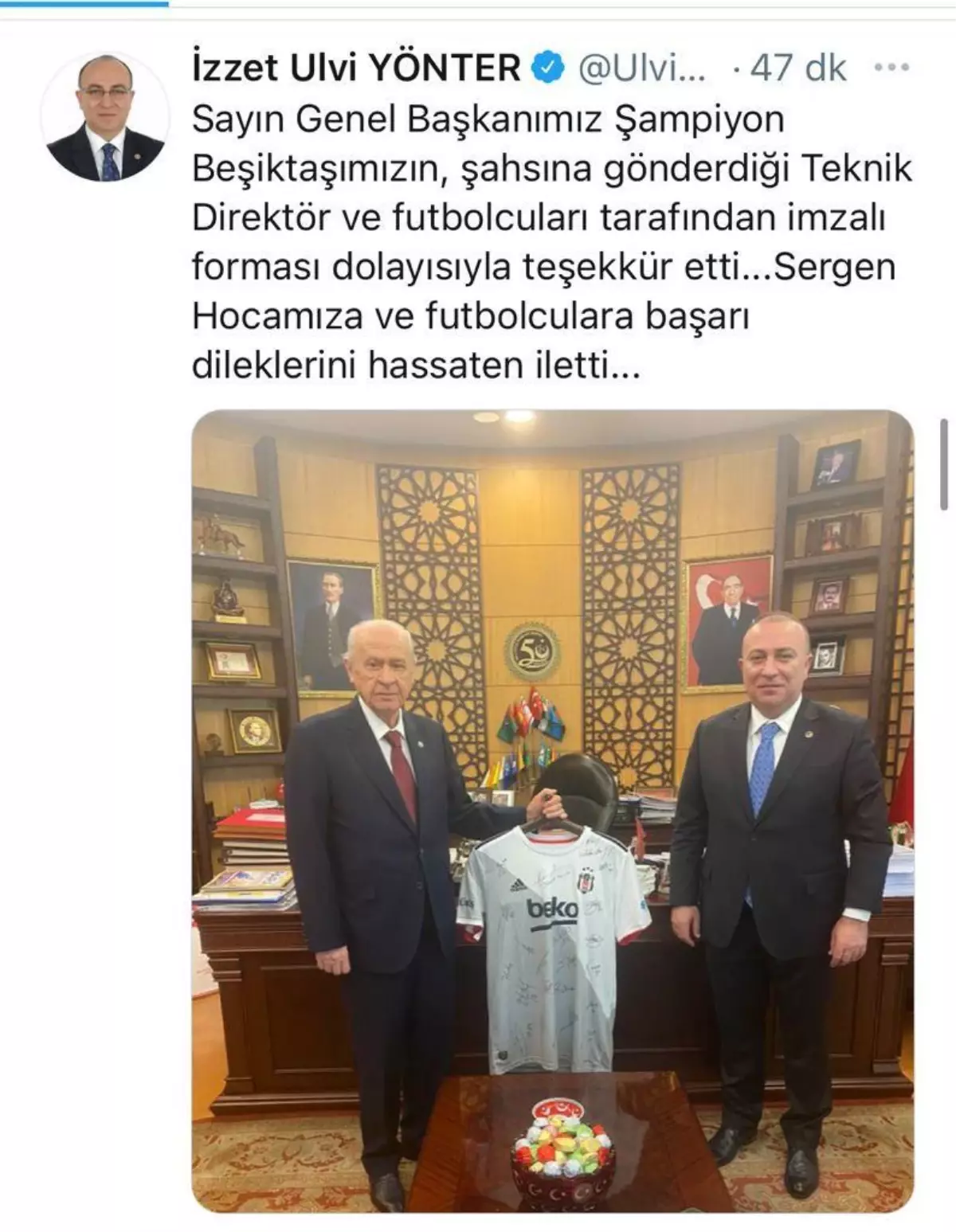 MHP Genel Başkanı Bahçeli'ye Sergen Yalçın ve futbolcuların imzaladığı Beşiktaş forması hediye edildi