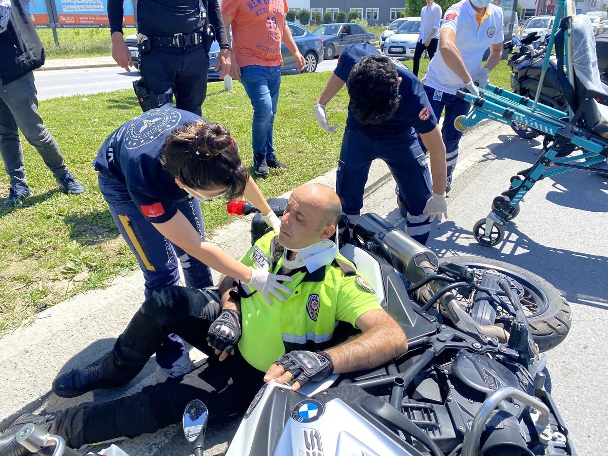 Motosikletli trafik polisi kazada yaralandı