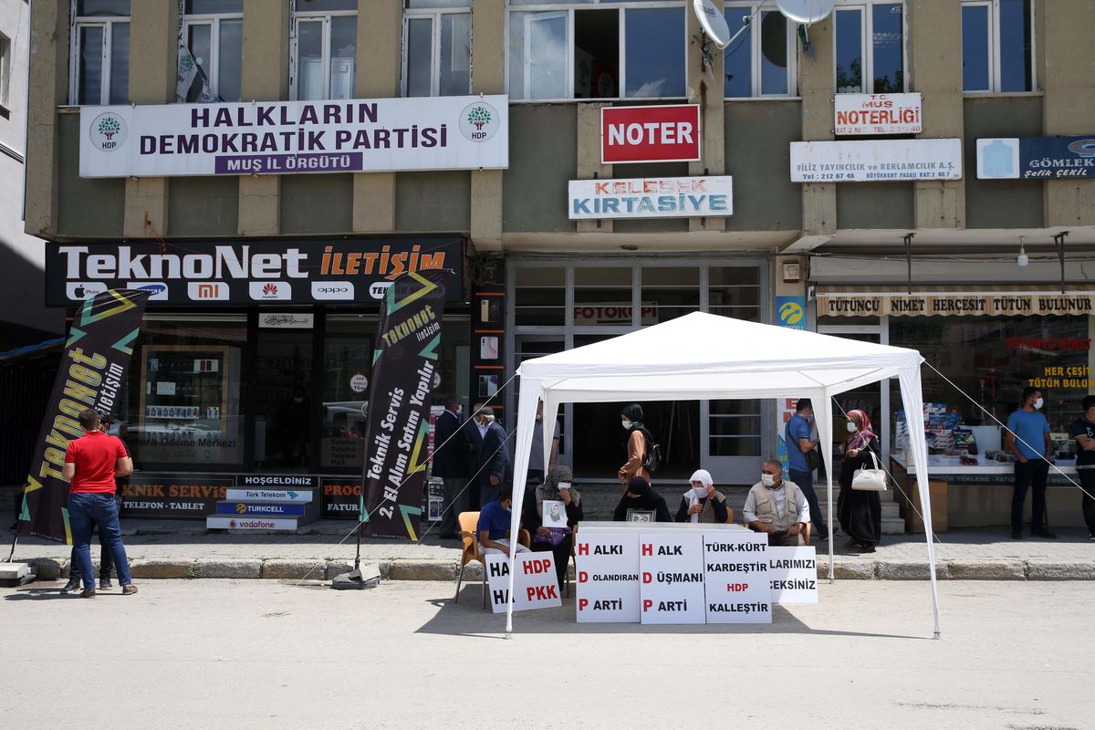 Son Dakika | Muş\'ta çocukları dağa kaçırılan aileler HDP binası önünde oturma eylemi yaptı