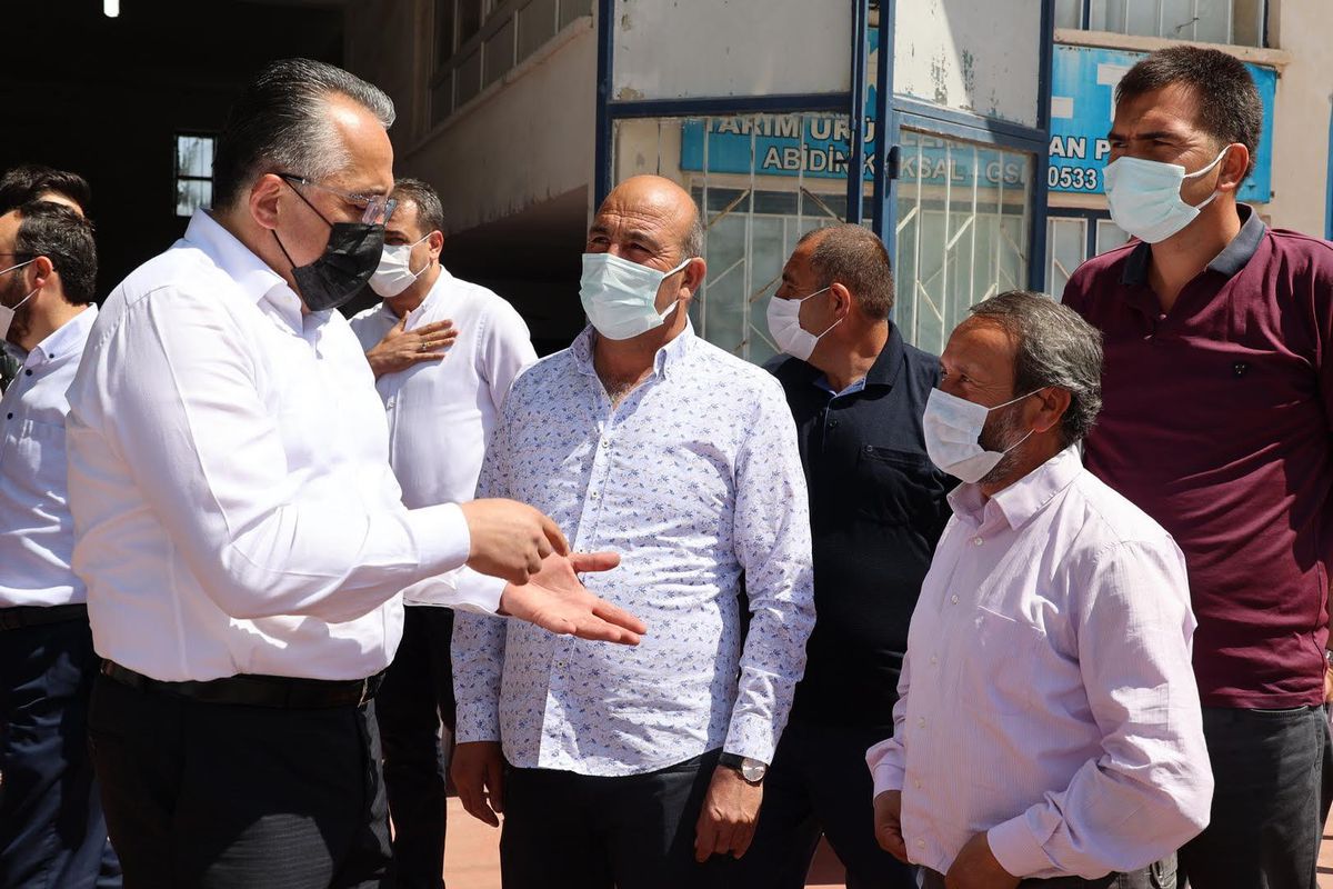 Nevşehir Belediye Başkanı, AK Parti İl Başkanı ile birlikte Zahire Pazarı\'ndaki esnafları ziyaret etti