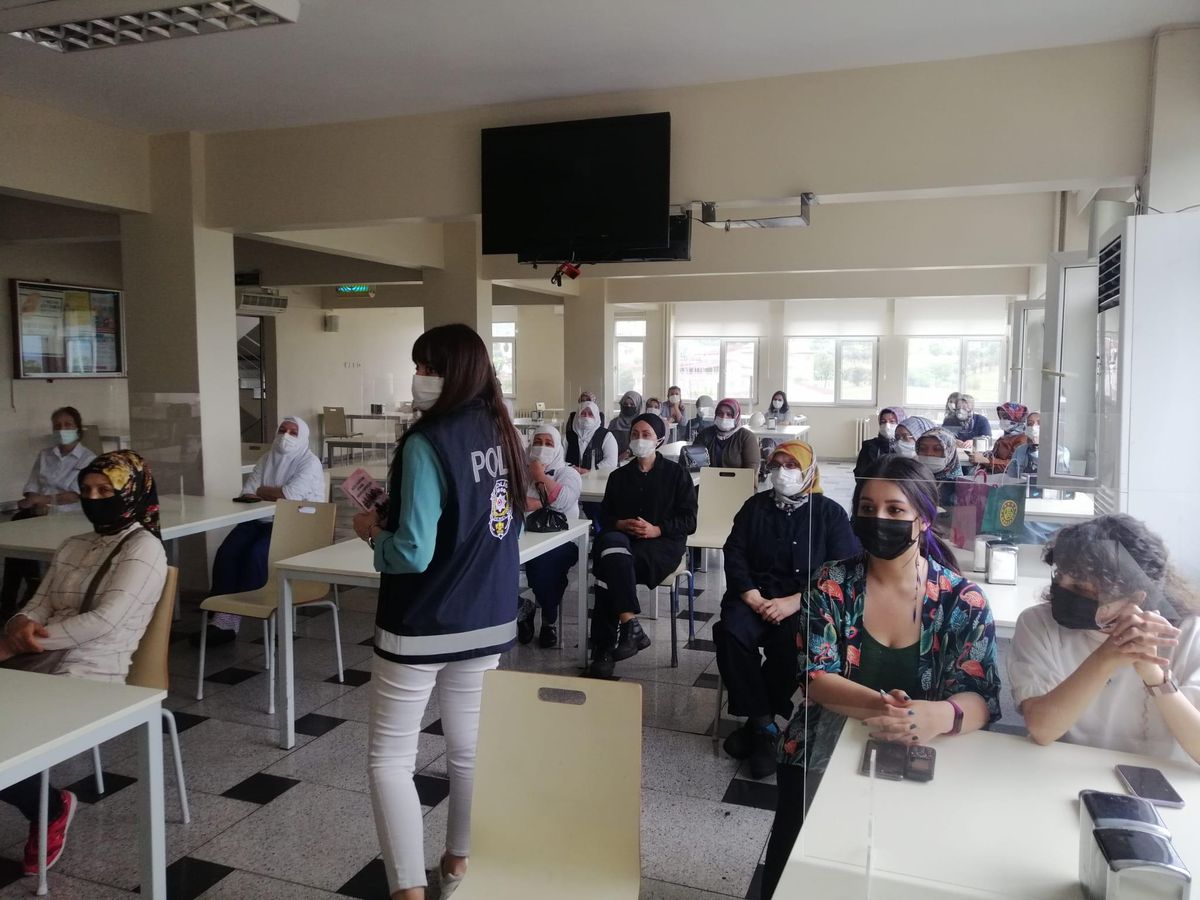 Osmaneli\'nde fabrikalarda çalışan kadınlara "KADES" uygulaması tanıtıldı