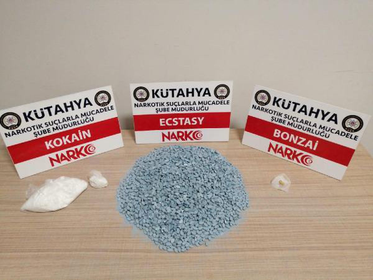 Otomobilinde 4 bin 638 uyuşturucu hapla yakalanınca gözaltına alındı