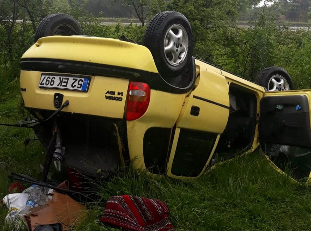 Samsun\'da çarpışan otomobiller şarampole devrildi: 3 yaralı