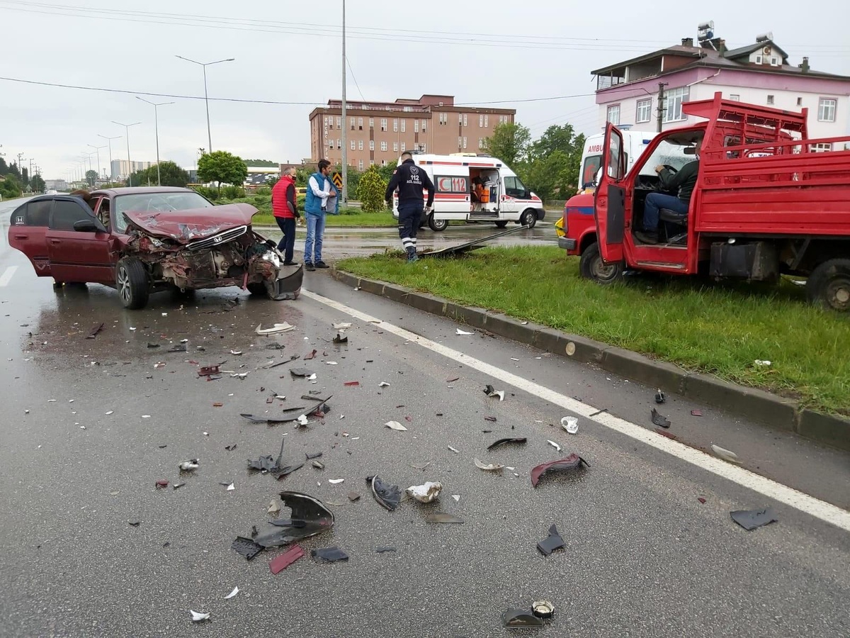 Samsun\'da otomobil kamyonete çarptı: 4 yaralı