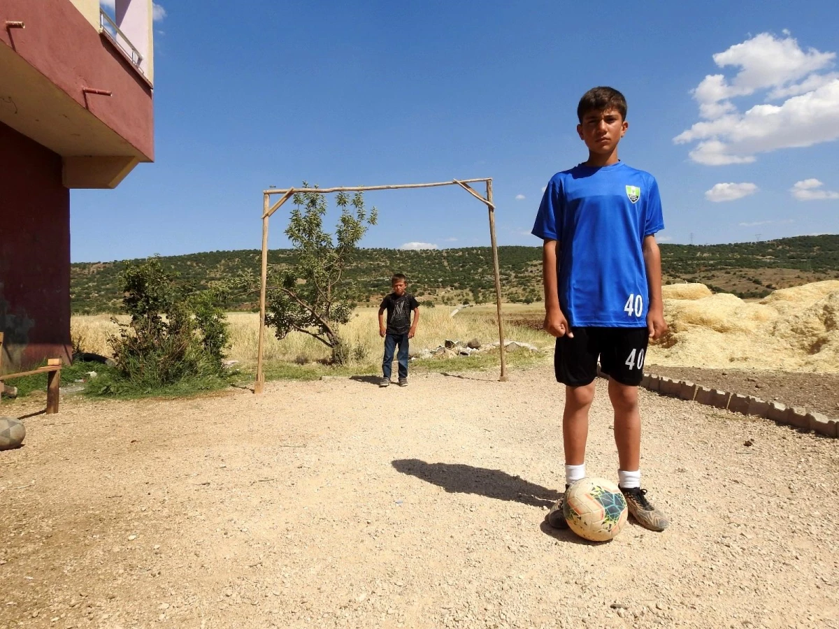 Şehitkamil Belediyesi, genç futbol tutkununa duyarsız kalmadı