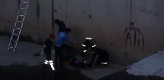 Serinlemek için girdiği derede mahsur kaldı