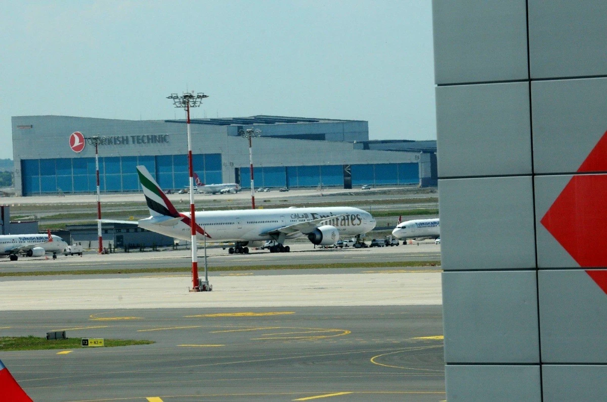 Şikago-Dubai seferini yapan uçak İstanbul\'a acil iniş yaptı