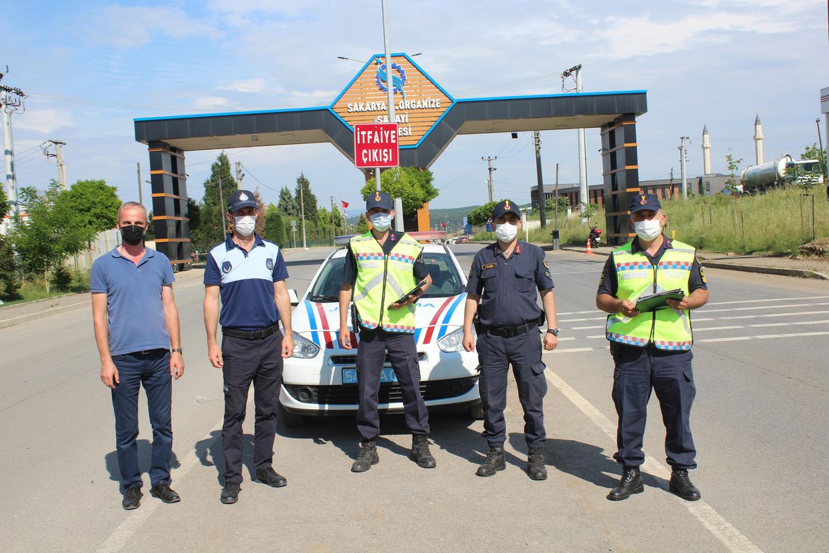 Söğütlü\'de jandarma ve zabıtadan servis aracı denetimi