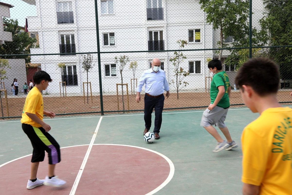 Son dakika: Sosyal medyadan top isteyen çocuklara belediye başkanından sürpriz
