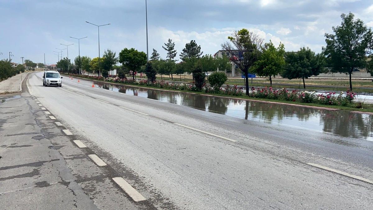 Su birikintisi sürücülere zor anlar yaşattı