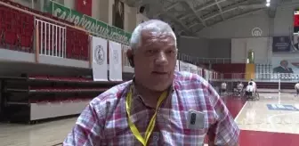 Tekerlekli sandalye basketbolunda kadın sporcularla mücadele ediyorlar