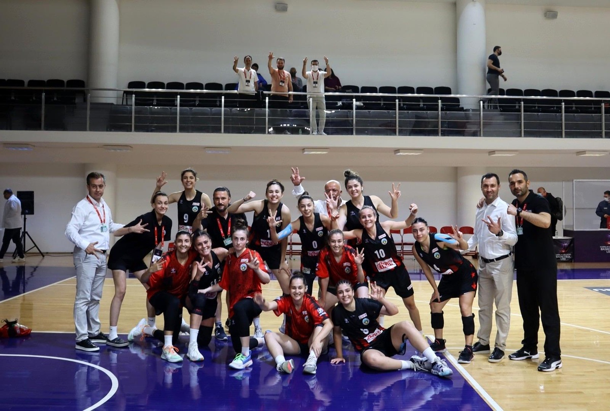 Turgutlu Belediye Kadın Basketbol yolu yarıladı