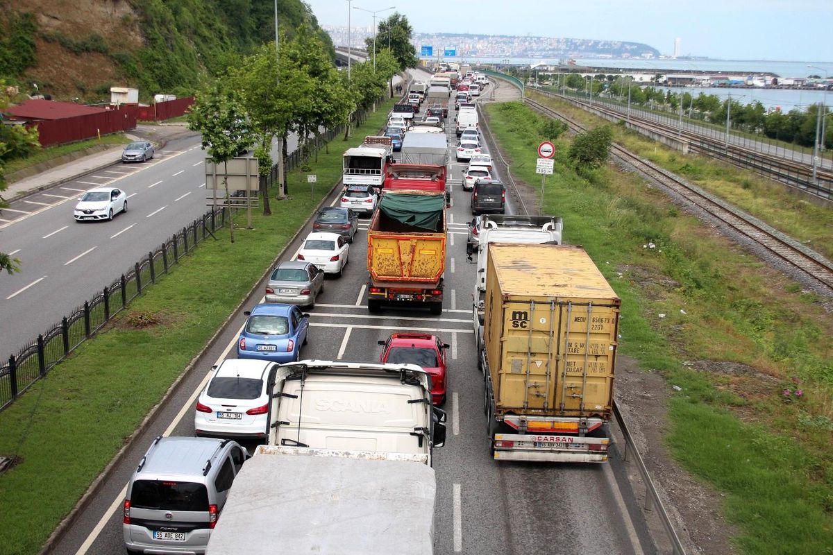 Viyadük üzerinde 3 araç çarpıştı, trafik felç oldu