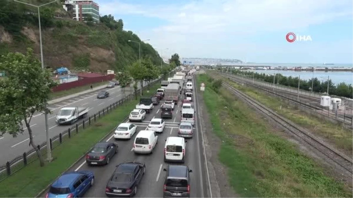 Viyadük üzerinde 3 araç çarpıştı, trafik felç oldu