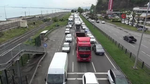 Viyadük üzerinde 3 araç çarpıştı, trafik felç oldu