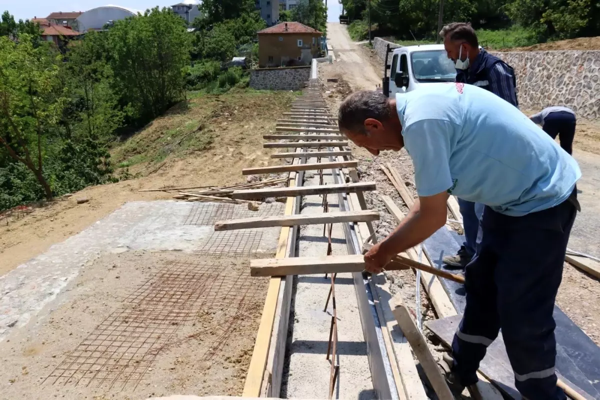 Yayaların güvenliği parapetlerle destekleniyor