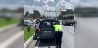 Yolda kalan sürücünün imdadına trafik polisi yetişti