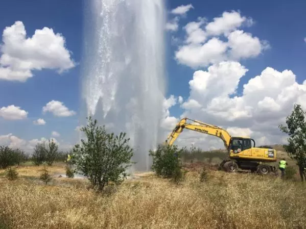 Ankara'da su borusu hattı patladı; su metrelerce yükseldi -AKTUEL