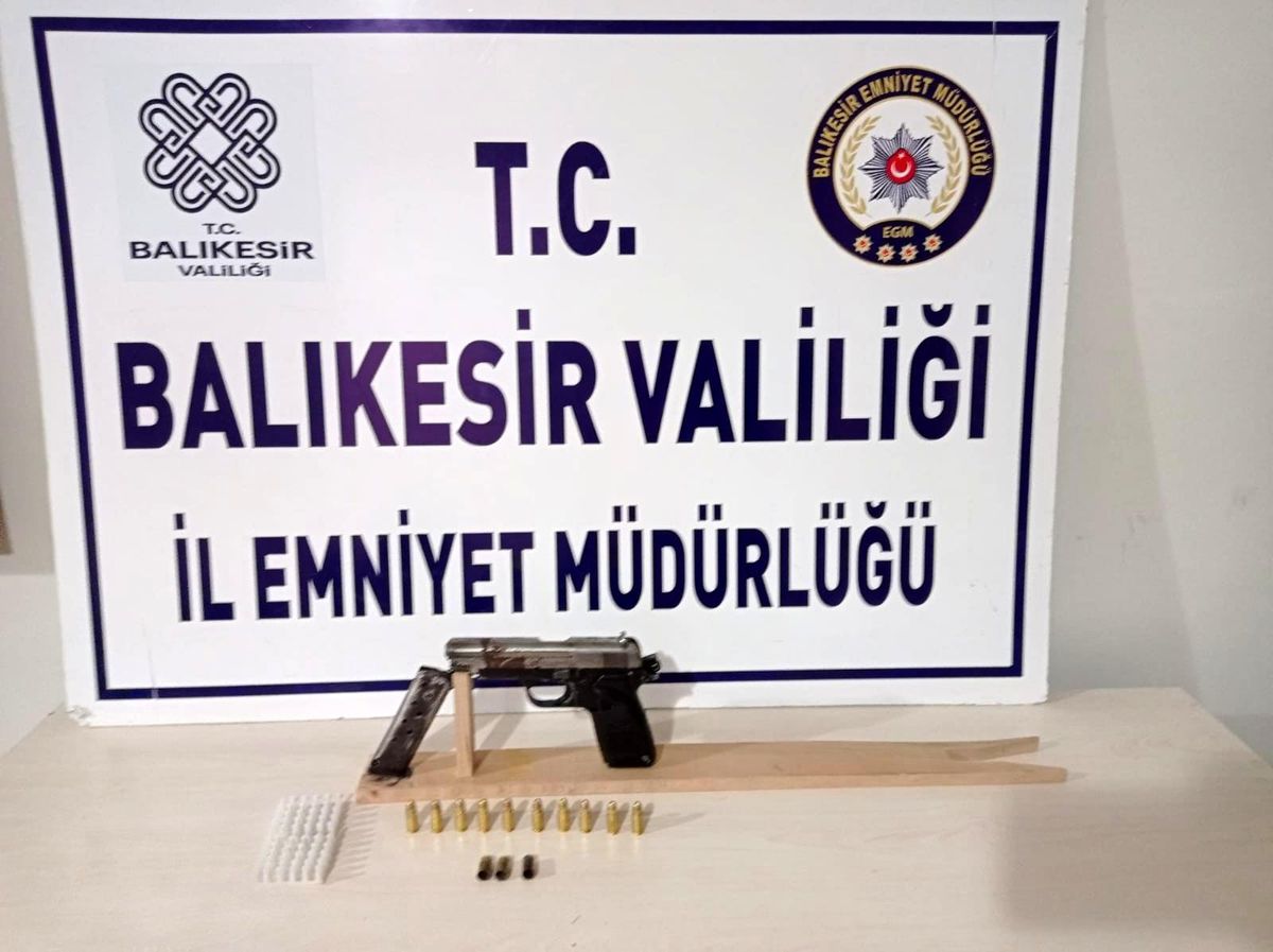 Balıkesir\'de polis 12 aranan şahsı gözaltına aldı