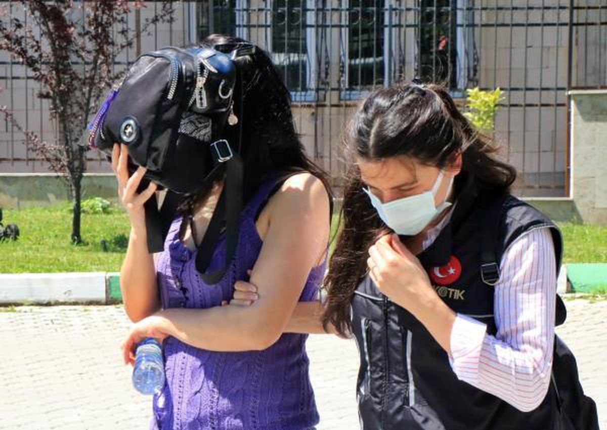 Son dakika haber... Buzluğa gizlenen uyuşturucularla yakalanan kadına gözaltı