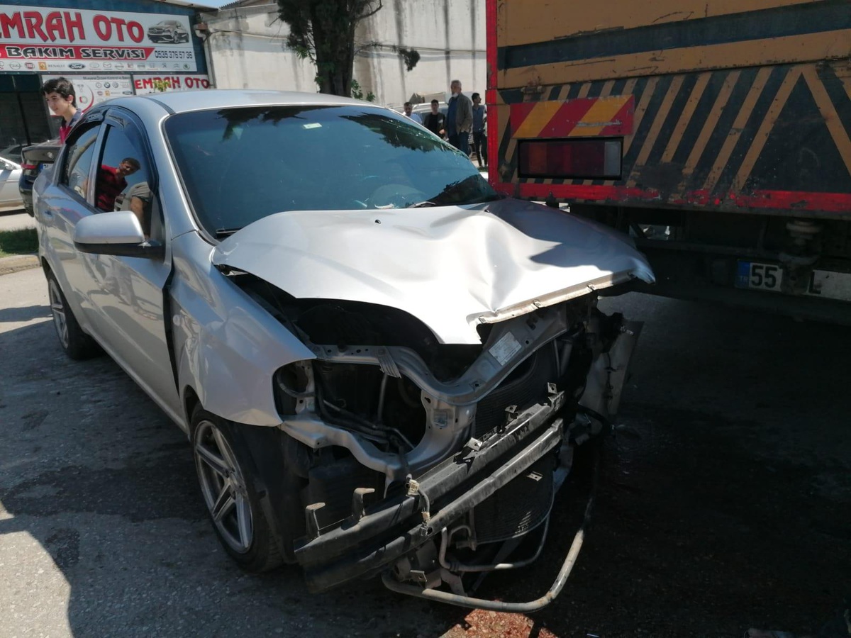 Çarşamba\'da iki otomobil çarpıştı: 1 yaralı