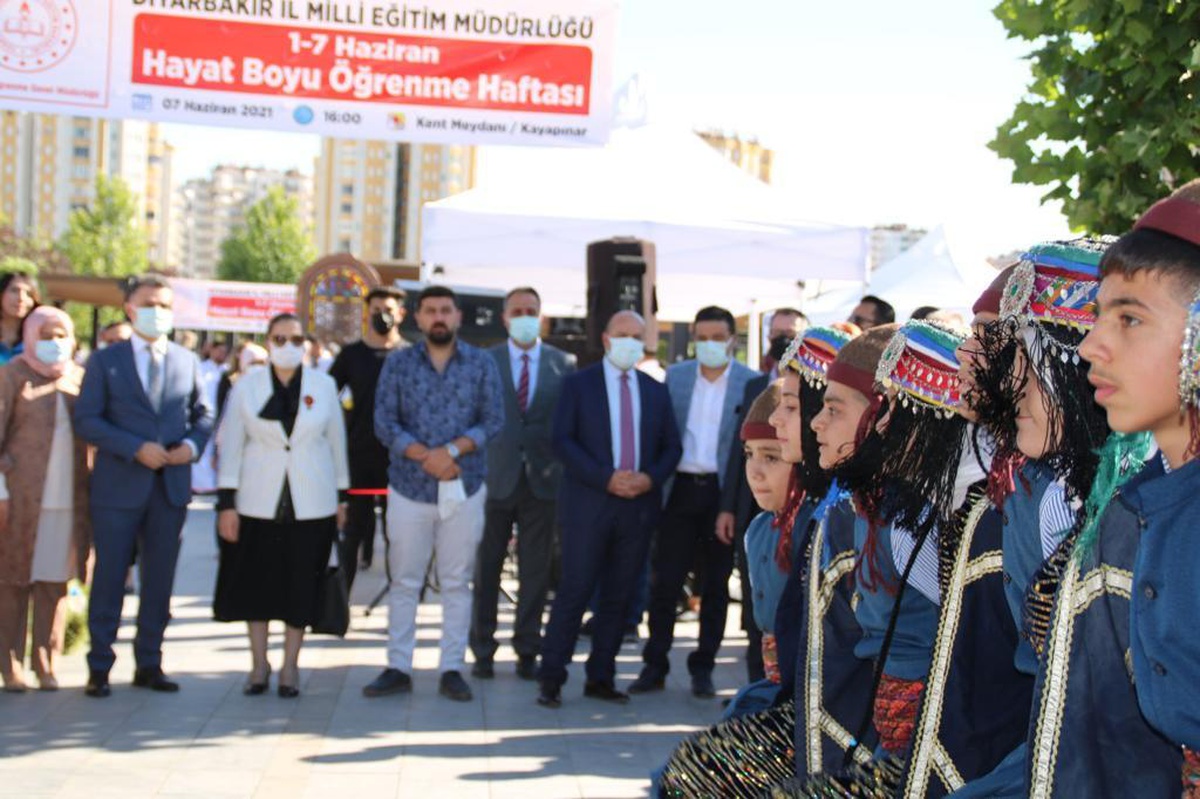 Diyarbakır\'da "Hayat Boyu Öğrenme Haftası" kapsamında el sanatları sergisi açıldı