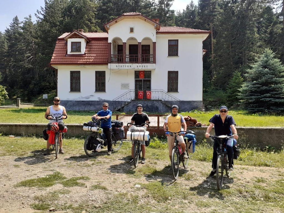 Doğanın tadını pedal çevirerek çıkarıyorlar