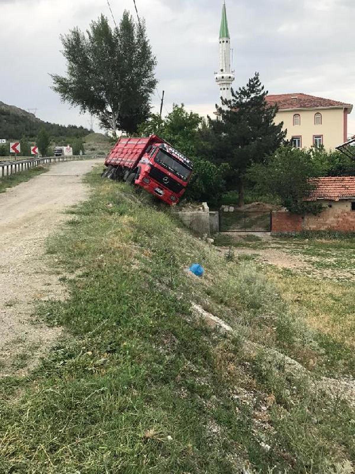El frenini çekmeyi unuttuğu kamyon menfezde devrildi
