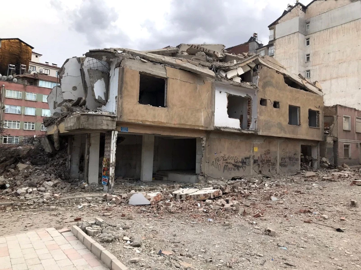 Elazığ\'da ağır hasarlı 8 katlı bina korna sesi ile yıkıldı