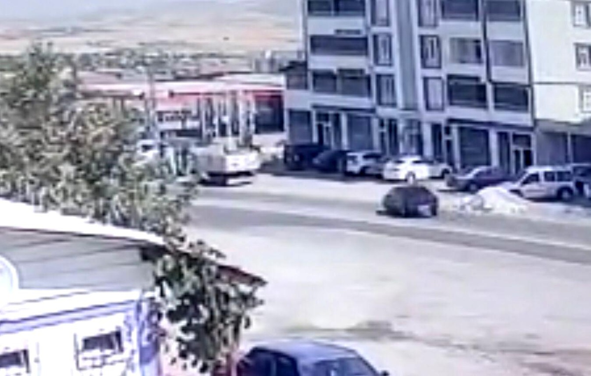 Son dakika: Elazığ\'da otomobilin hurdaya döndüğü kaza, kameralara yansıdı
