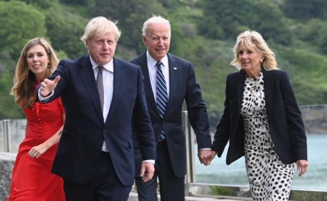 G-7 zirvesine damga vuran olay! Boris Johnson ve Biden'in eşi az kalsın el ele tutuşuyordu