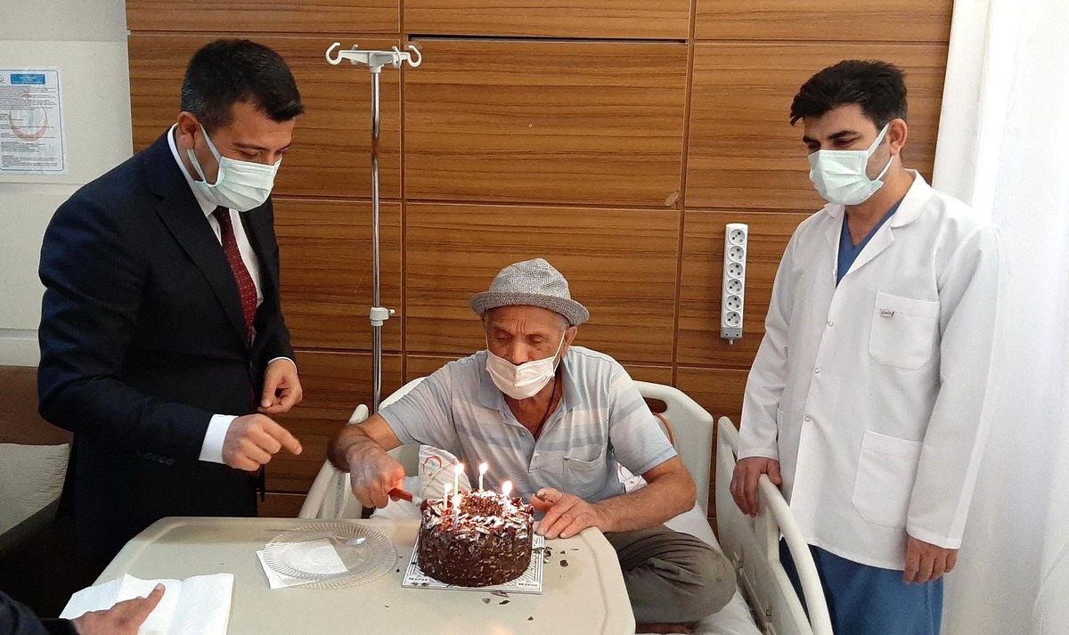 Son dakika: İlk doğum günü pastasını 81 yaşında hastanede kesti