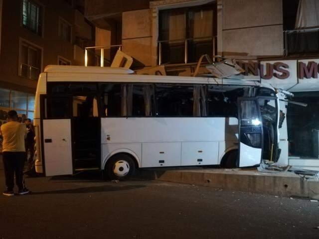 İşçi servisi mobilya mağazasına daldı: 12 yaralı