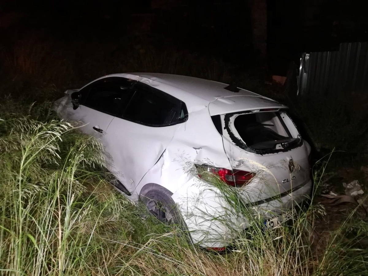 İzmir\'de boş araziye uçan otomobilin sesini duyan vatandaşlar: "Arkadaki bina yıkıldı sandık"
