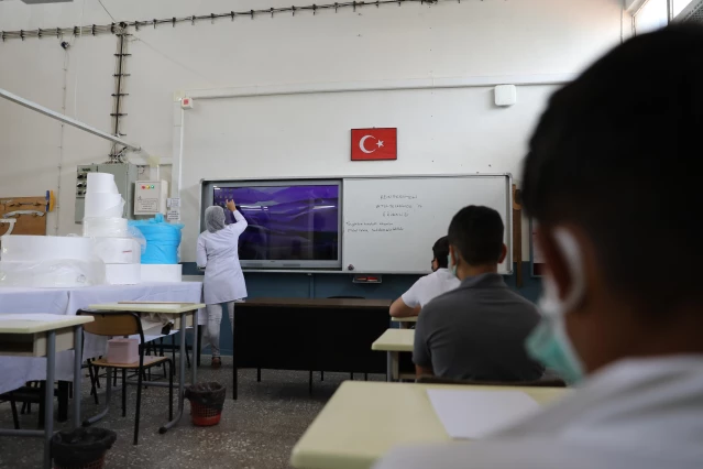 İzmir'de cerrahi maske üreten meslek lisesi, günlük 100 bin adetlik kapasiteye ulaştı