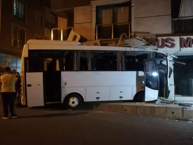 İzmir'de işçi servisi mobilya mağazasına daldı: 12 yaralı