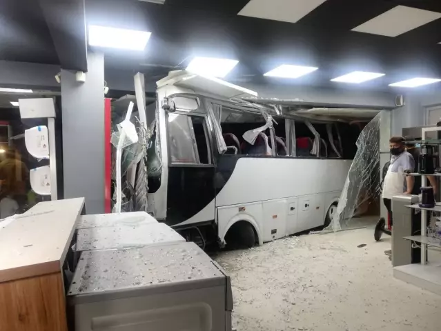 İzmir'de işçi servisi mobilya mağazasına daldı: 12 yaralı