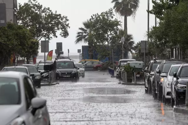 İzmir şehir merkezinde sağanak etkili oluyor.