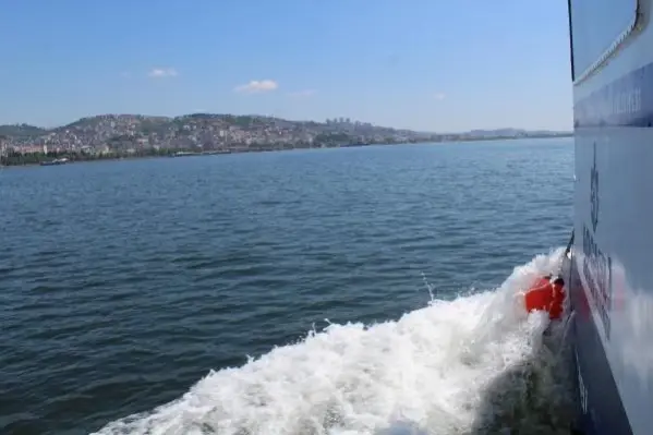 İZMİT KÖRFEZİ'NDE MÜSİLAJ KISMEN TEMİZLENDİ, BALIKÇILAR AÇILDI