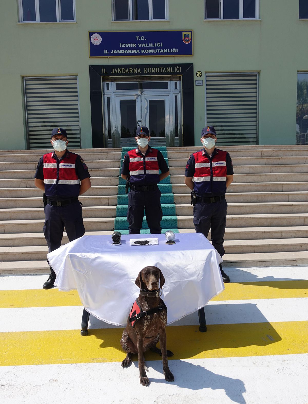 Kaçak kazıda bulduğunu söylediği buğdayları İzmir\'de satmaya çalışan şüpheli yakalandı