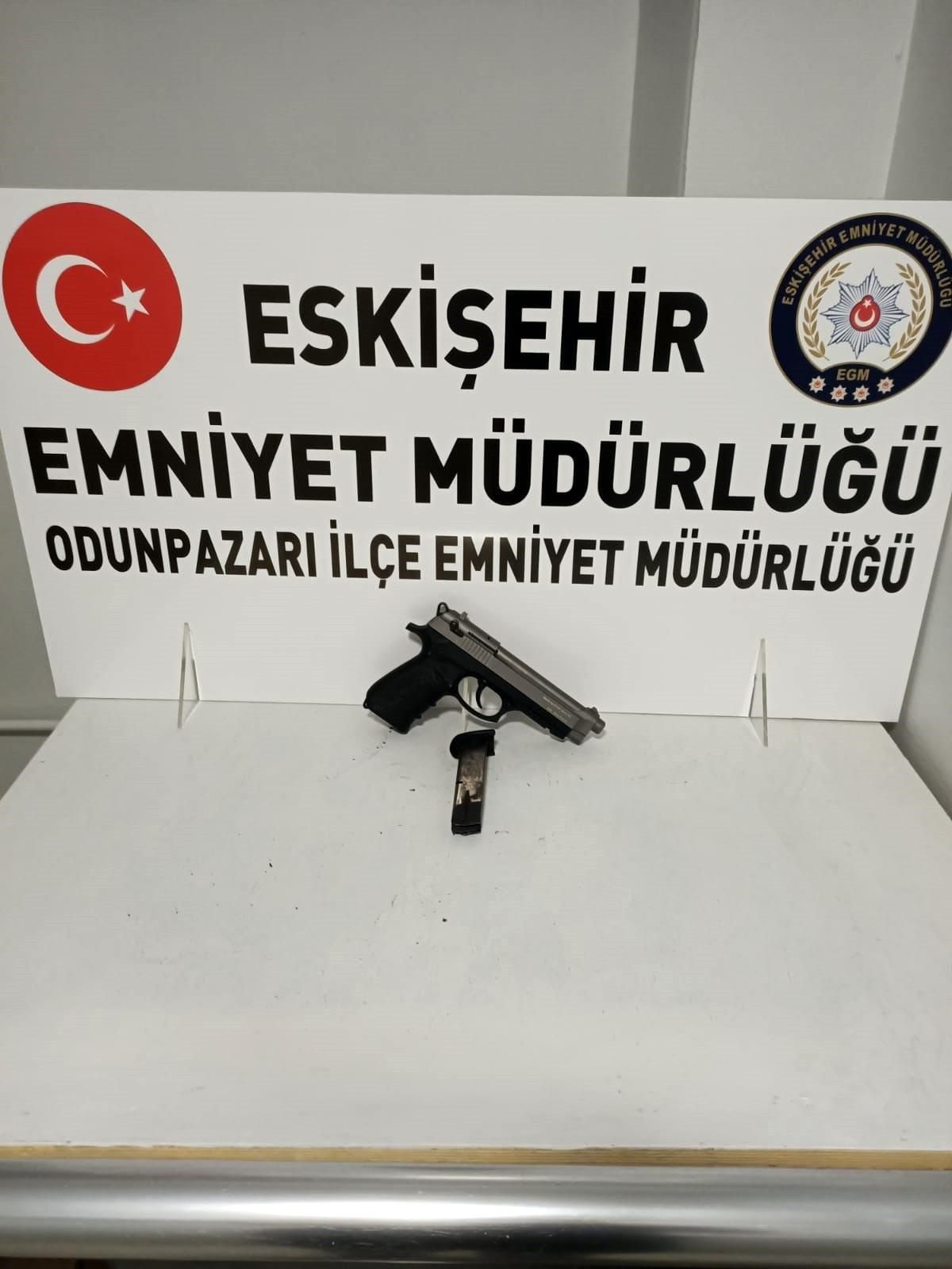Kısıtlama saatlerinde tabanca ile yakalandı