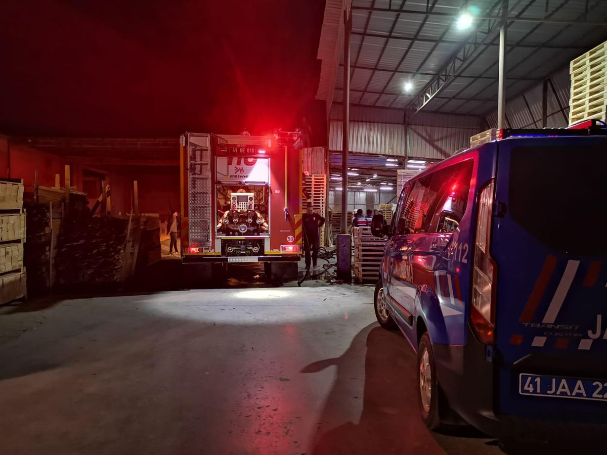 Kocaeli\'de ahşap palet fabrikasında çıkan yangın söndürüldü