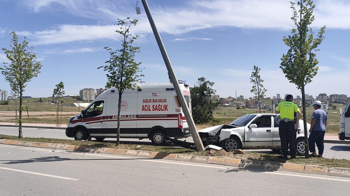Kocaeli\'de aydınlatma direğine çarpan otomobilin sürücüsü yaralandı