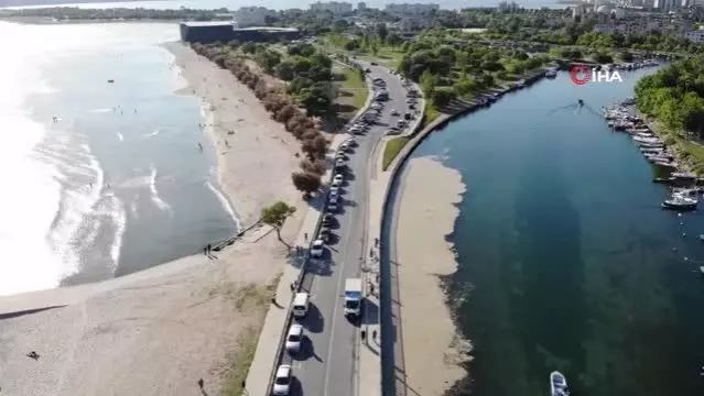 Küçükçekmece'de bir yandan müsilaj temizliği bir yandan deniz keyfi