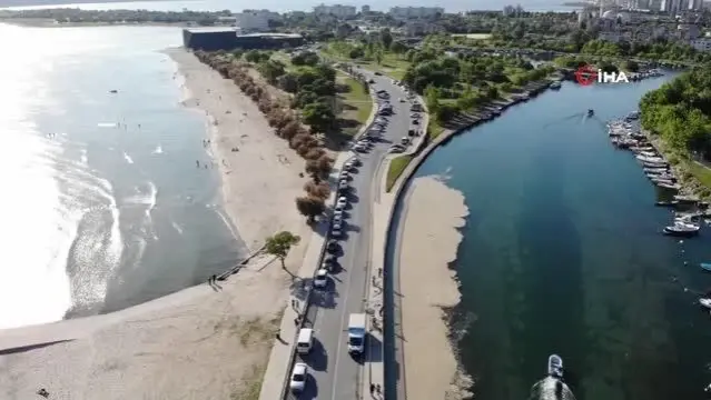 Küçükçekmece'de bir yandan müsilaj temizliği bir yandan deniz keyfi