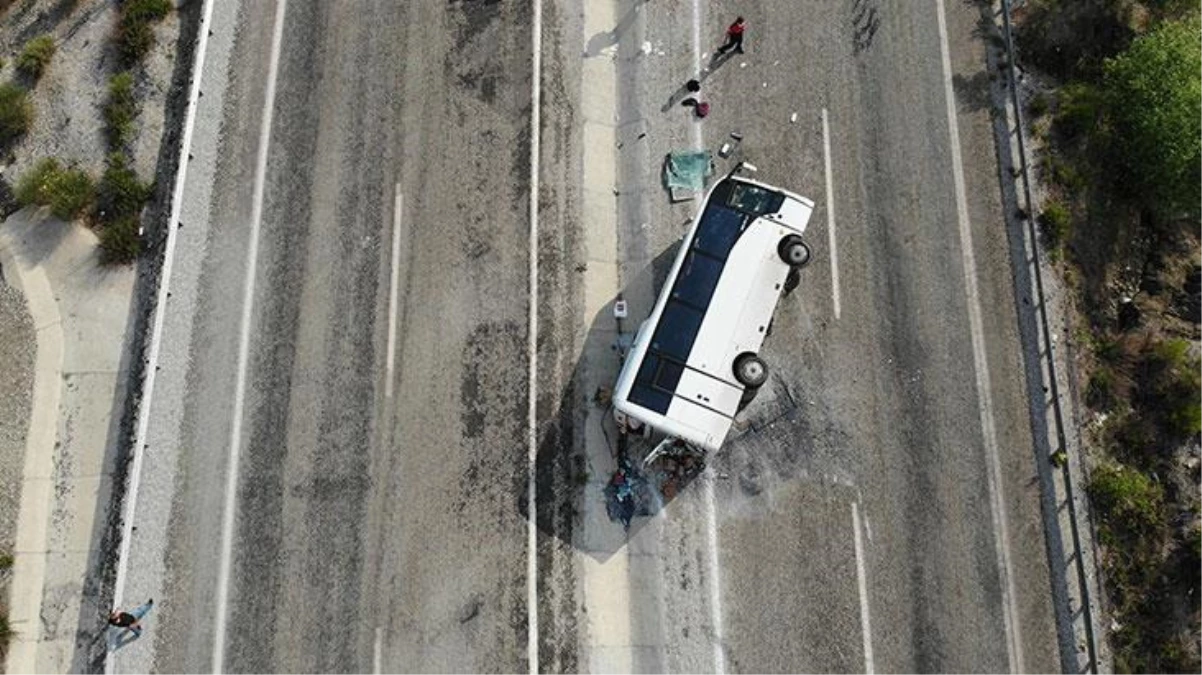 Lösemili öğrencileri taşıyan tur otobüsü devrildi: 4\'ü ağır 15 yaralı